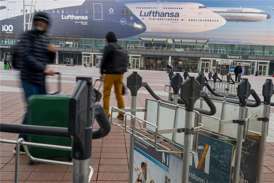 Wegen des festgefahrenen Tarifkonflikts bei Lufthansa fallen wieder hunderte Flüge aus. Peter Kneffel/dpa