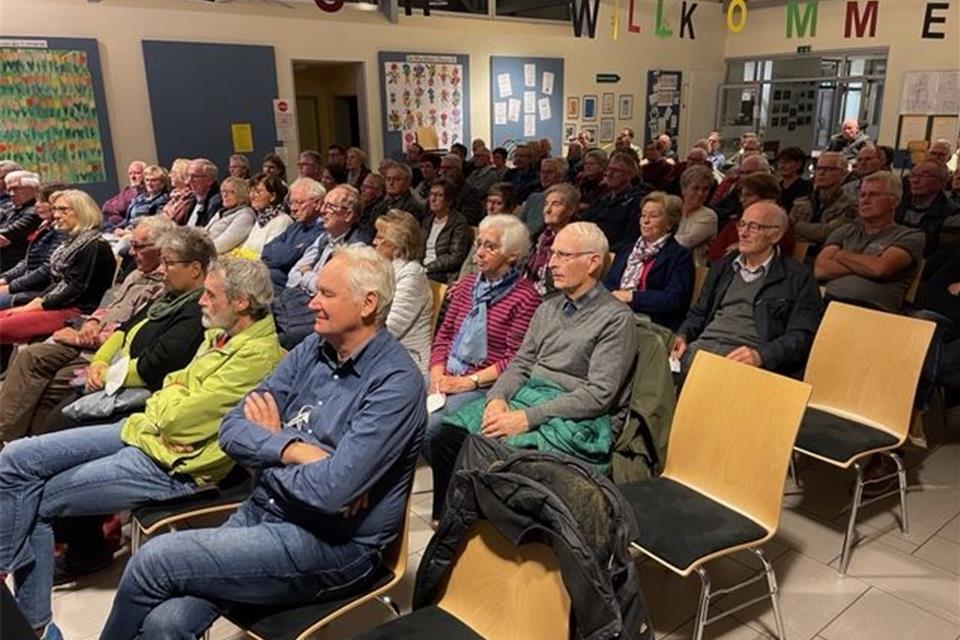 Wegen des großen Interesses wurde der Vortrag ins Forum der St.-Sebastianschule verlegt.