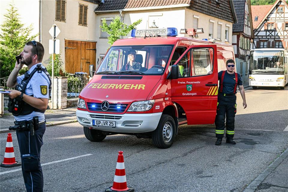 Wegen des havarierten Lastwagens mit Gefahrgut helfen hunderte Einsatzkräfte. Jason Tschepljakow/dpa