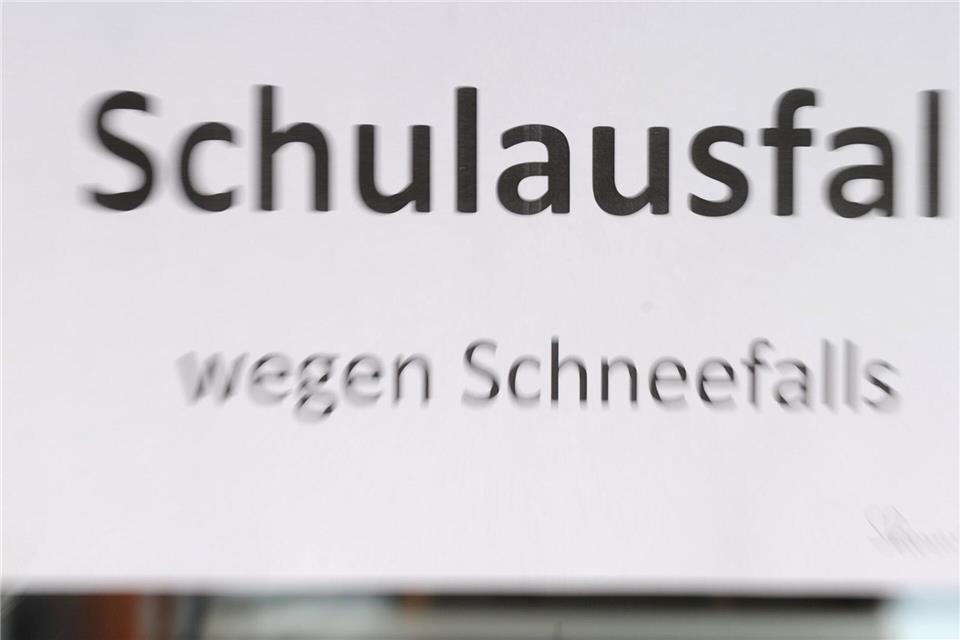 Wegen des heftigen Wintereinbruchs wird an den Schulen in Stadt und Landkreis Fulda am Dienstag nur Distanzunterricht angeboten, wie das Schulamt mitteilte. (Symbolbild)picture alliance / dpa