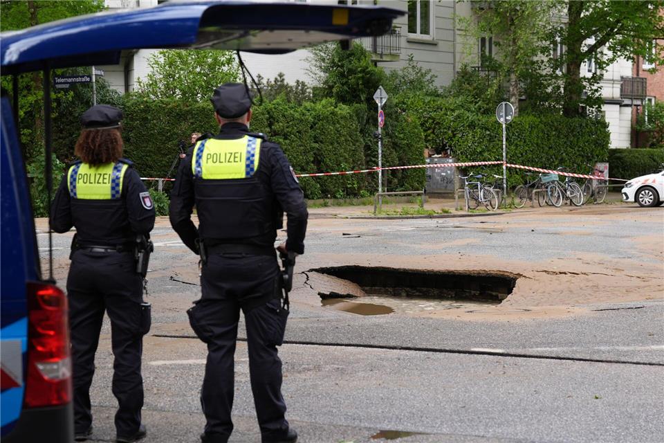 Wegen des herausströmenden Wassers ist auch ein Teil der Straße beschädigt worden.Marcus Brandt/dpa