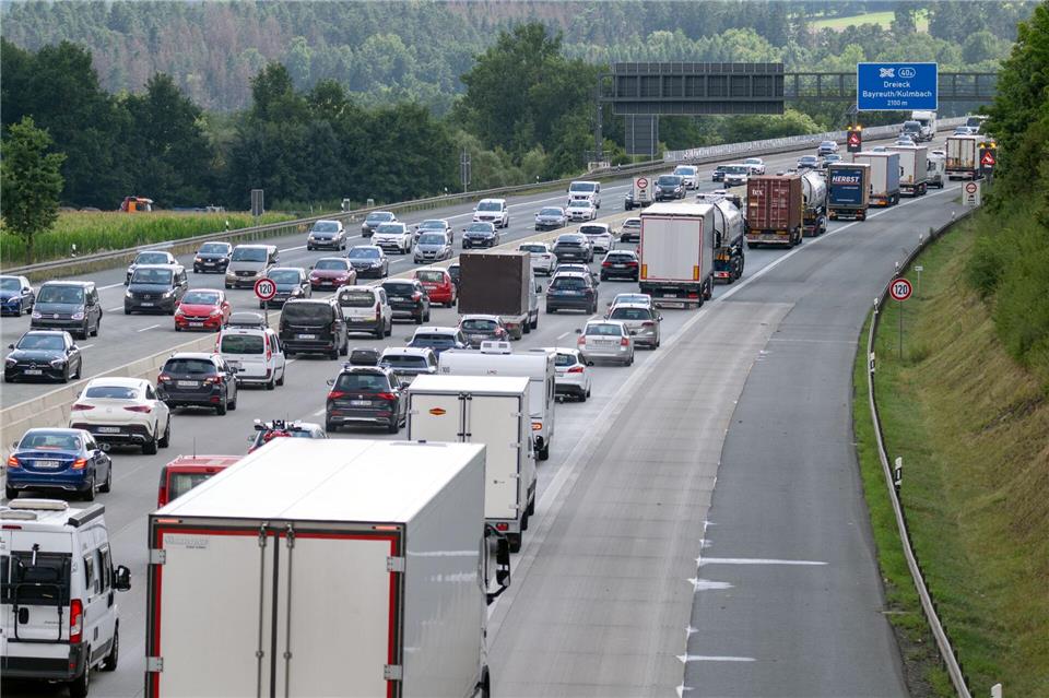 Wegen des langen Wochenendes und der Herbstferien wird mit Staus vor allem an den Samstagen im Oktober gerechnet. (Archivbild)Pia Bayer/dpa