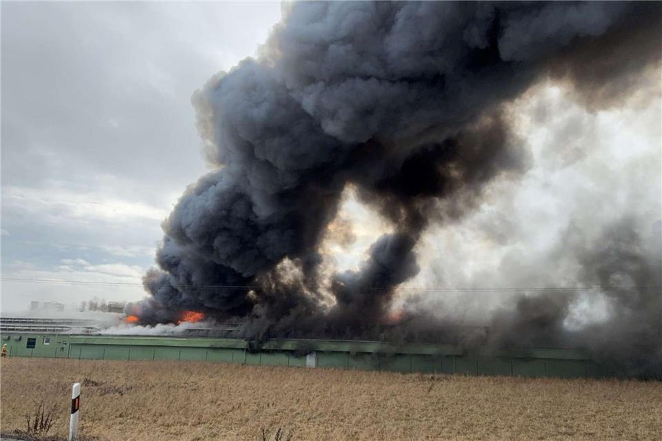 Wegen des massiven Rauchs mussten die Einwohner von Pfatter Fenster und Türen geschlossen halten. Auch die nahe B8 wurde gesperrt.Neft/Polizeiinspektion Wörth a.d. Donau/dpa