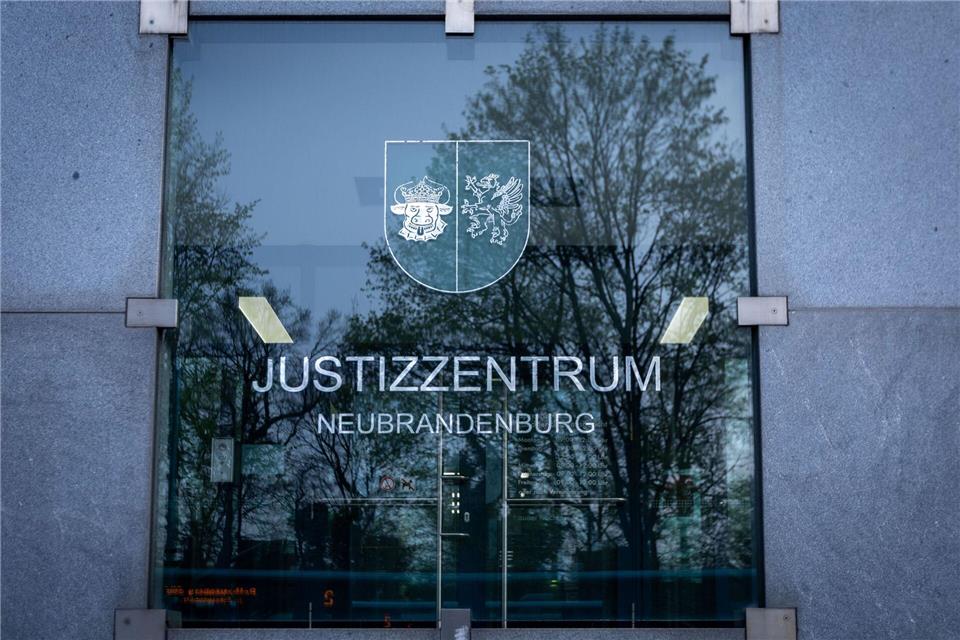 Wegen des mutmaßlichen Missbrauchs zweier Jungen steht seit Donnerstag ein 56-Jähriger in Neubrandenburg vor Gericht. (Archivbild)Jens Büttner/dpa