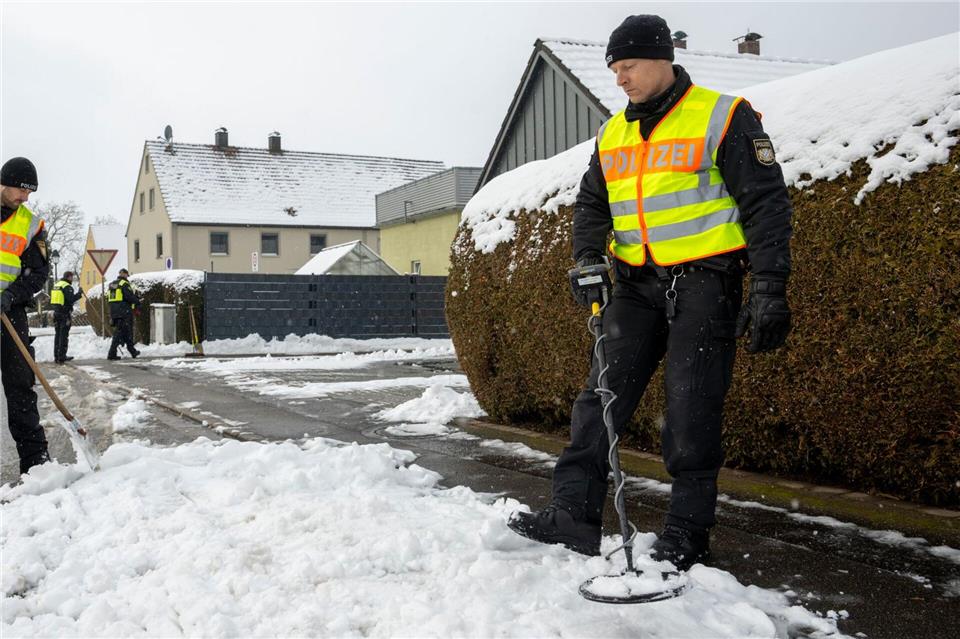 Wegen des neuen Schnees muss die Spurensicherung mit Metalldetektoren nach den Patronenhülsen suchen. Stefan Puchner/dpa
