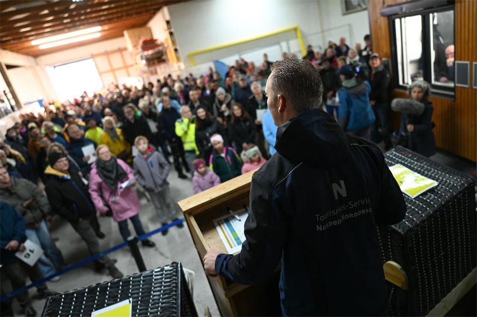 Wegen des schlechten Wetters war die Versteigerung in der Halle, viele Interessenten kamen aus Nordrhein-Westfalen.Lars Penning/dpa