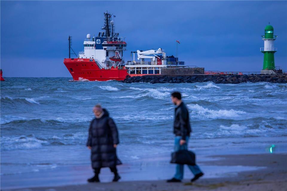 Wegen des stürmischen Wetters fallen am Sonntag alle Scandlines-Fähren zwischen Rostock und Gedser aus. (Symbolbild)Jens Büttner/dpa