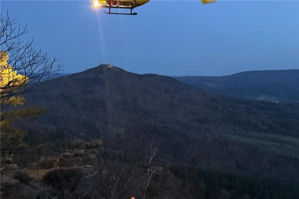 Wegen des unwegsamen Geländes gestaltete sich die Rettung schwierig.Feuerwehr Baden-Baden/dpa