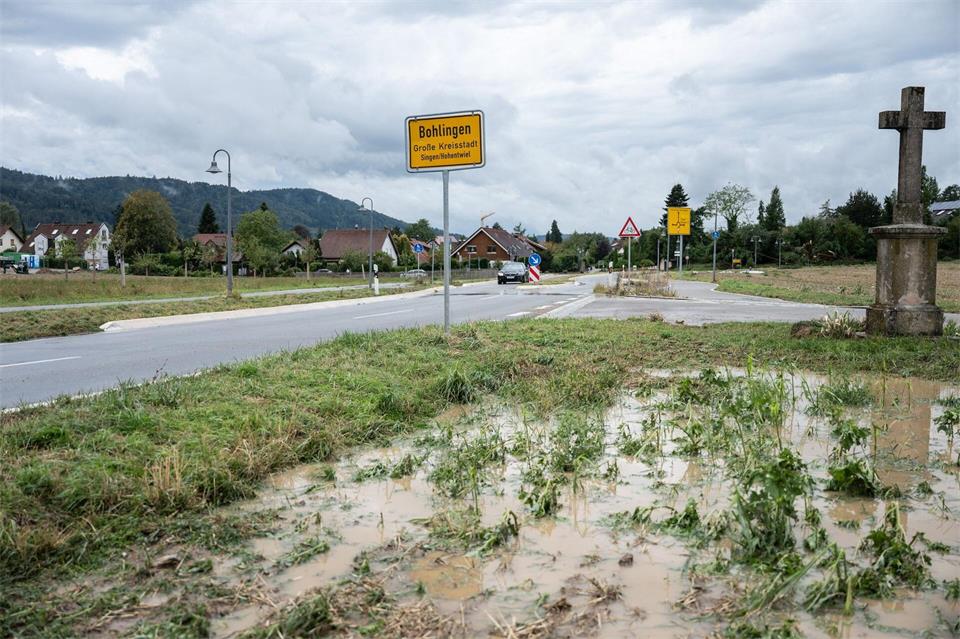 Wegen des war der Ortsteil Bohlingen zeitweise gesperrt. Silas Stein/dpa