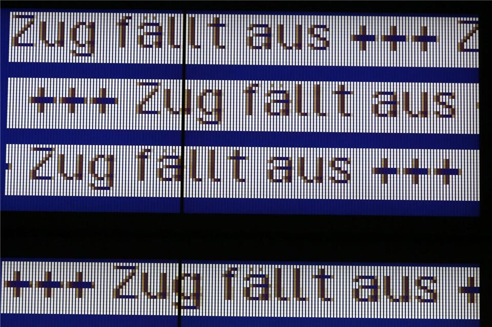 Wegen des winterlichen Wetters fallen auf der Strecke zwischen Berlin und Warnemünde Züge aus. (Symbolbild)Bernd Wüstneck/dpa-Zentralbild/dpa