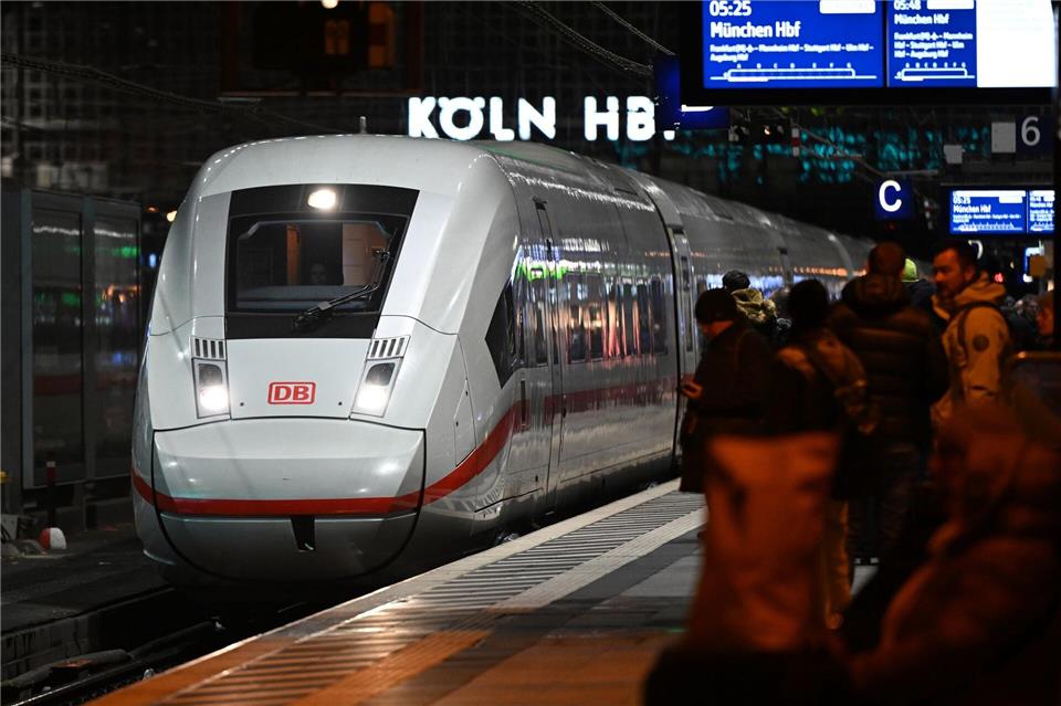 Wegen des winterlichen Wetters warnt die Bahn vor Einschränkungen.Federico Gambarini/dpa