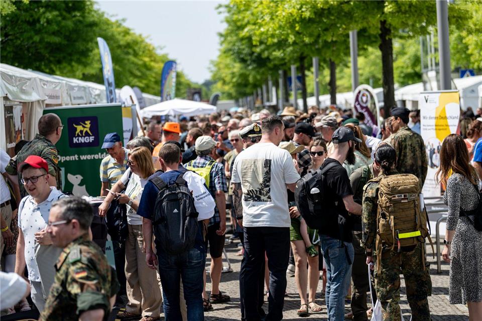 Wegen des zweiten Veteranentags und der großen Feier rund um den Reichstag ist mit Sicherheitsmaßnahmen und weiträumigen Sperrungen zu rechnen. (Archivbild)Fabian Sommer/dpa