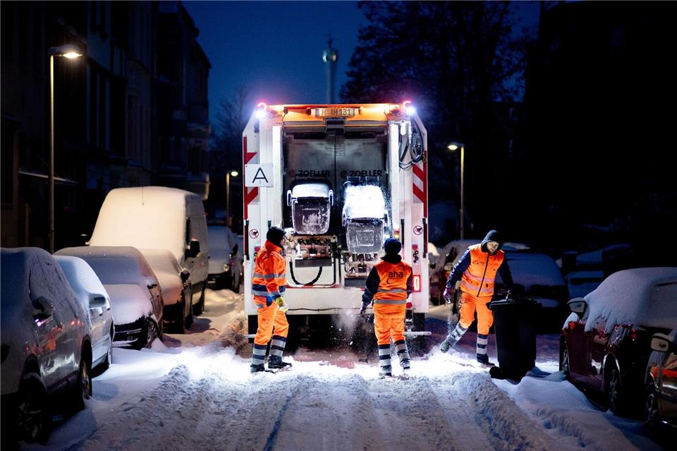 Wegen dichten Schneetreibens werden Mülltonnen heute mancherorts nicht wie geplant geleert. (Archivbild)Hauke-Christian Dittrich/dpa