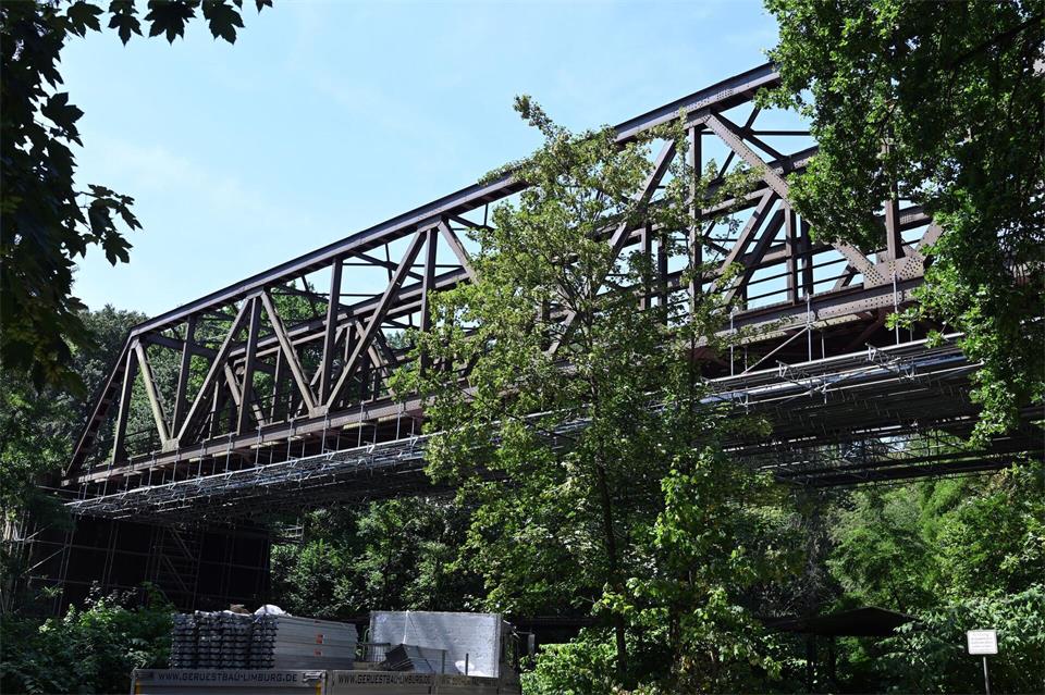 Wegen dieser maroden Bahnbrücke über die Wupper war der Zugverkehr zwischen Köln und Wuppertal wochenlang eingeschränkt. (Archivbild)Federico Gambarini/dpa