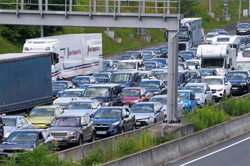 Wegen einer Änderung in der Bauplanung ist die A7 in der kommenden Nacht gesperrt. (Symbolbild)Bodo Marks/dpa