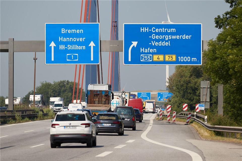 Wegen einer Bauwerksprüfung drohen auf der A1 vor der Norderelbbrücke in Richtung Bremen längere Staus. (Archivbild)Georg Wendt/dpa