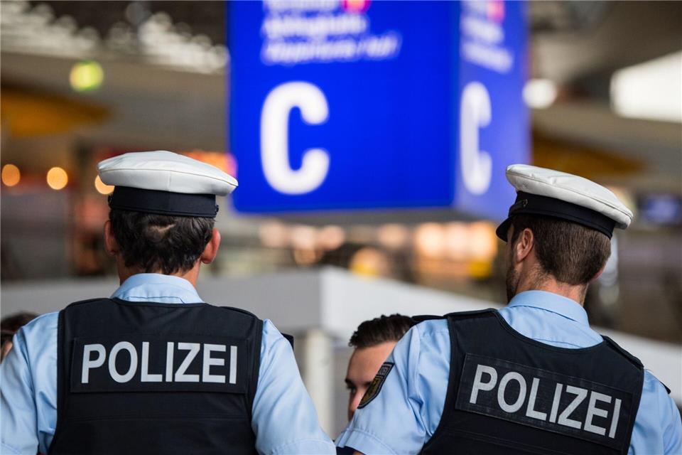 Bier statt Bombe - Mann von Flug ausgeschlossen Wegen einer Bombendrohung schloss die Polizei am Frankfurter Flughafen einen Mann von seinem gebuchten Flug aus.picture alliance / Andreas Arnold/dpa