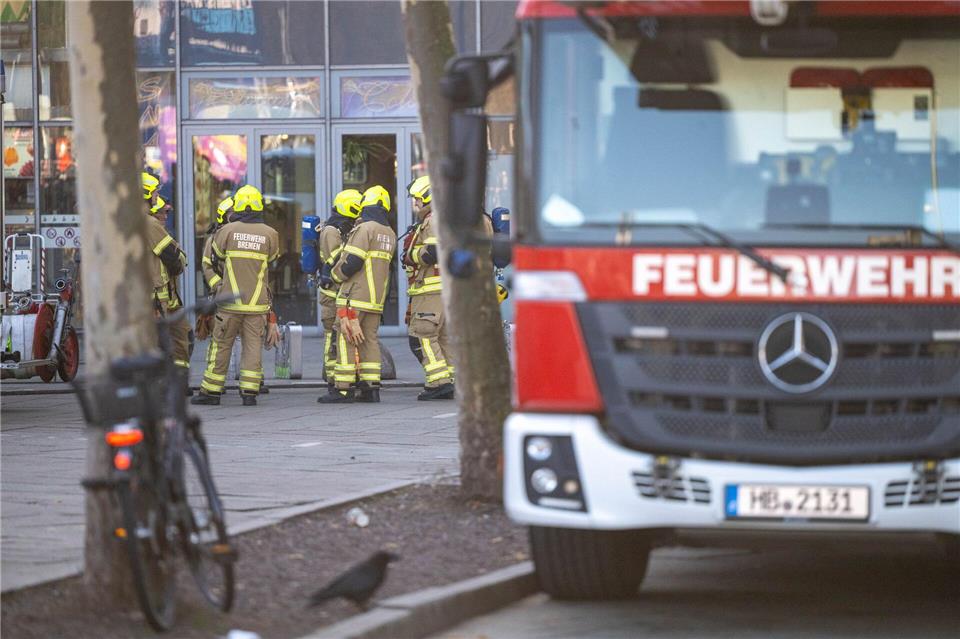 Wegen einer Bombendrohung waren zahlreiche Einsatzkräfte am Bremer Hauptbahnhof.Sina Schuldt/dpa