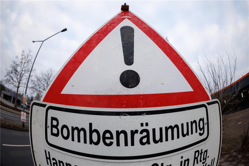 Wegen einer Bombenentschärfung wird am Dienstagabend auch vorübergehend die Bahnlinie zwischen Augsburg und Ulm gesperrt. (Symbolbild)Friso Gentsch/dpa