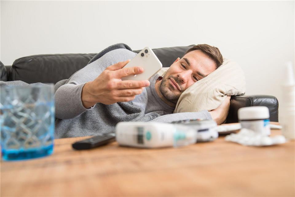 Wegen einer Erkältung zum Arzt: Wenn der Arbeitgeber den Nachweis verlangt, müssen Beschäftigte schon ab dem ersten Krankheitstag eine AU-Bescheinigung vorlegen. picture alliance / dpa-tmn