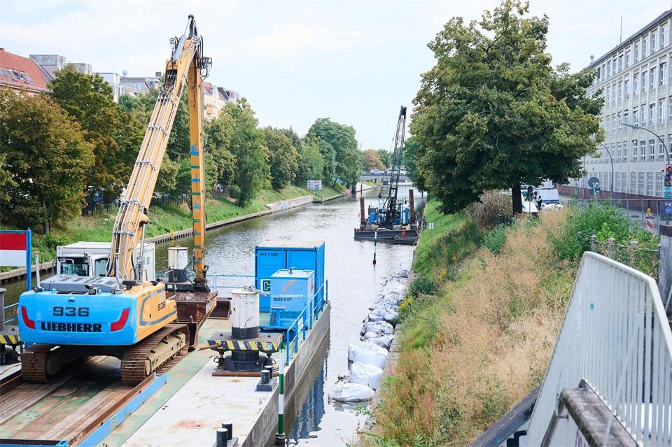 Wegen einer Fliegerbombe in Berlin-Neukölln haben Tausende Menschen ihre Wohnungen verlassen müssen.Annette Riedl/dpa