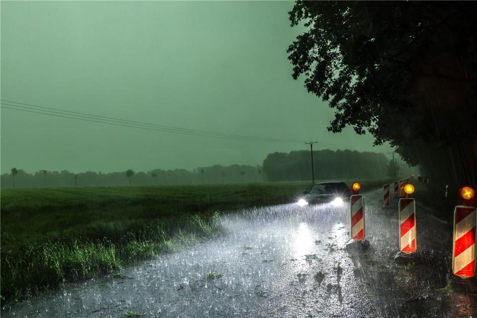 Wegen einer Gewitterfront gelten Unwetterwarnungen im Westen Deutschlands.David Ebener/dpa