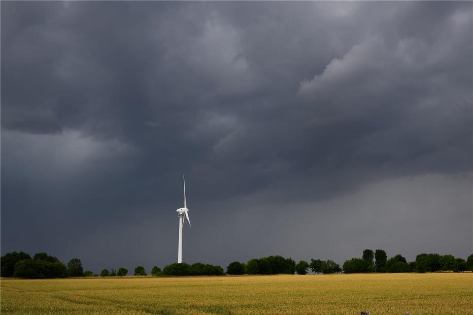 Wegen einer Gewitterfront gelten erste Unwetterwarnungen in Niedersachsen. (Archivbild)Julian Stratenschulte/dpa