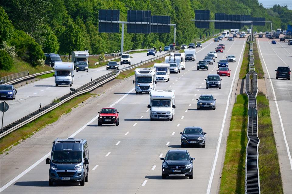 Wegen einer Vollsperrung der A1 in Richtung Süden sollen Autofahrer am Wochenende schon im Kreuz Lübeck einer Umleitung nach Hamburg folgen. (Archivbild)Jonas Walzberg/dpa