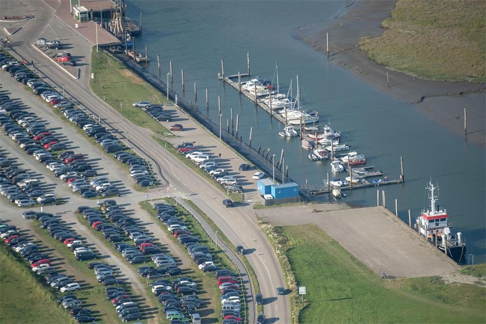 Wegen einer drohenden Sturmflut soll der Parkplatz im Hafen von Neßmersiel geräumt werden. (Archivbild)Sina Schuldt/dpa