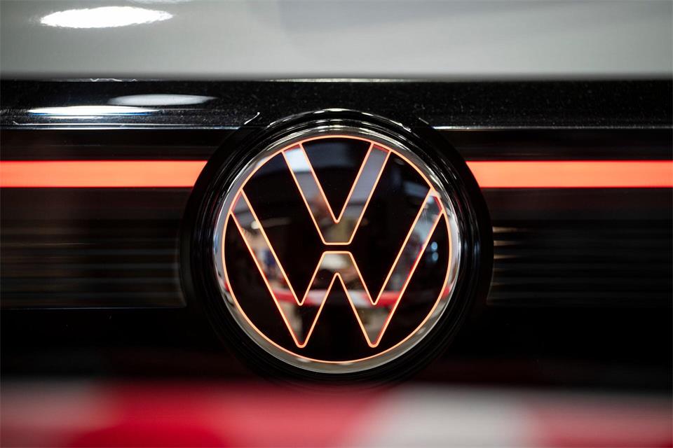 Wegen einer fehlenden Schraube müssen VW-Fahrer für einen vorsorglichen Rückruf möglicherweise zweimal in die Werkstatt. (Symbolbild)Hannes P. Albert/dpa