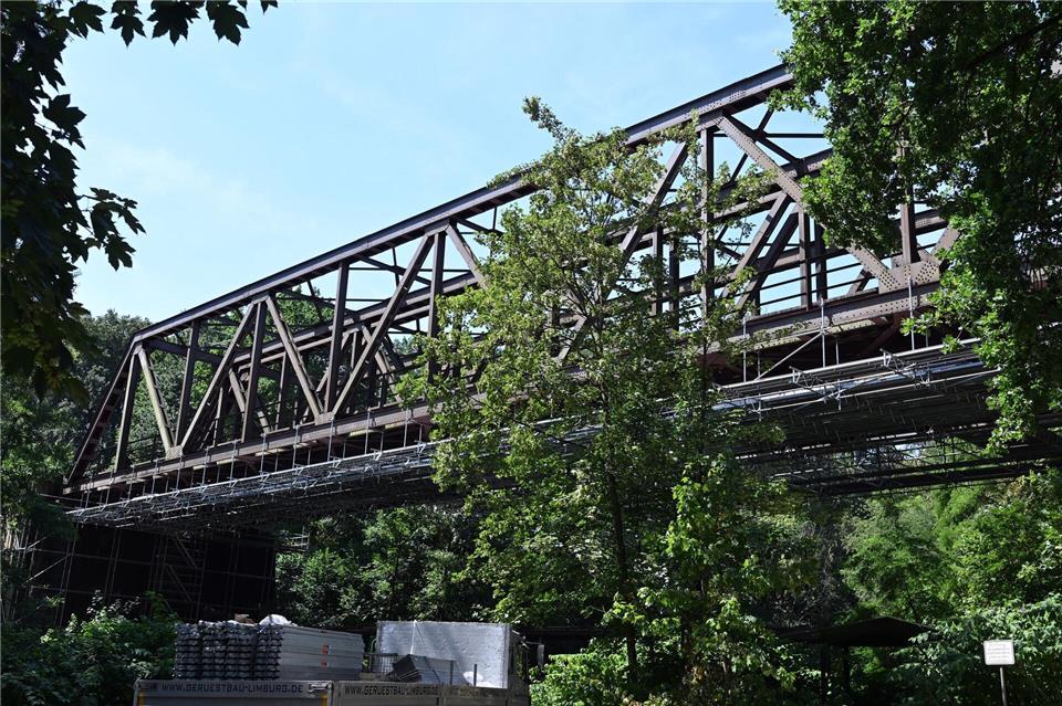 Wegen einer maroden Bahnbrücke über die Wupper ist der Zugverkehr zwischen Köln und Wuppertal weiterhin eingeschränkt.Federico Gambarini/dpa