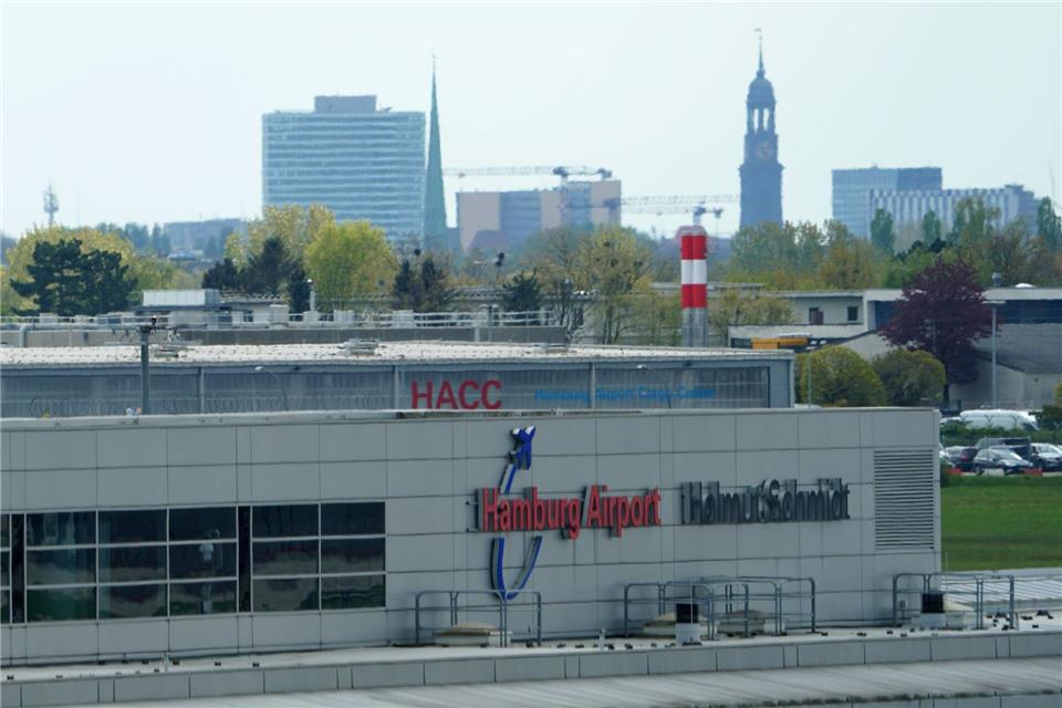Wegen einer nicht bezahlten Geldstrafe hat ein Passagier aus Georgien am Hamburger Flughafen Schwierigkeiten bekommen. (Symbolbild)Marcus Brandt/dpa
