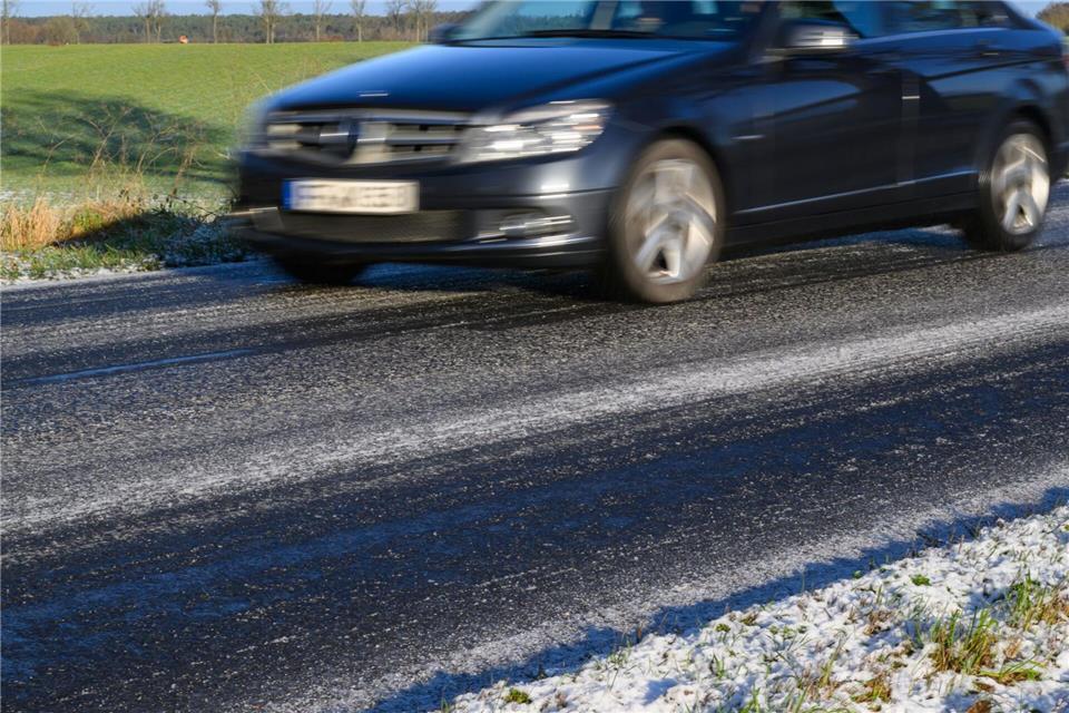 Wegen einer niedrigen Schadensbilanz können Autofahrer in Brandenburg auf günstigere Einstufungen bei der Kfz-Versicherung hoffen. (Archivbild)Patrick Pleul/dpa