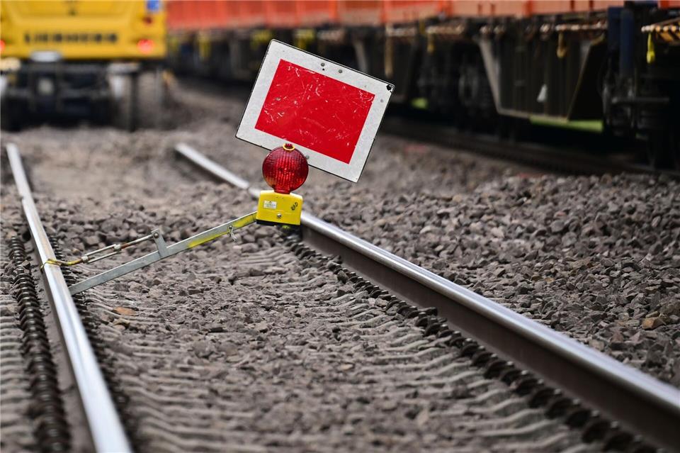 Wegen eines Feuerwehreinsatzes wurde die Bahnstrecke zwischen Verden und Rotenburg vorübergehend gesperrt. (Symbolbild)Sebastian Christoph Gollnow/dpa