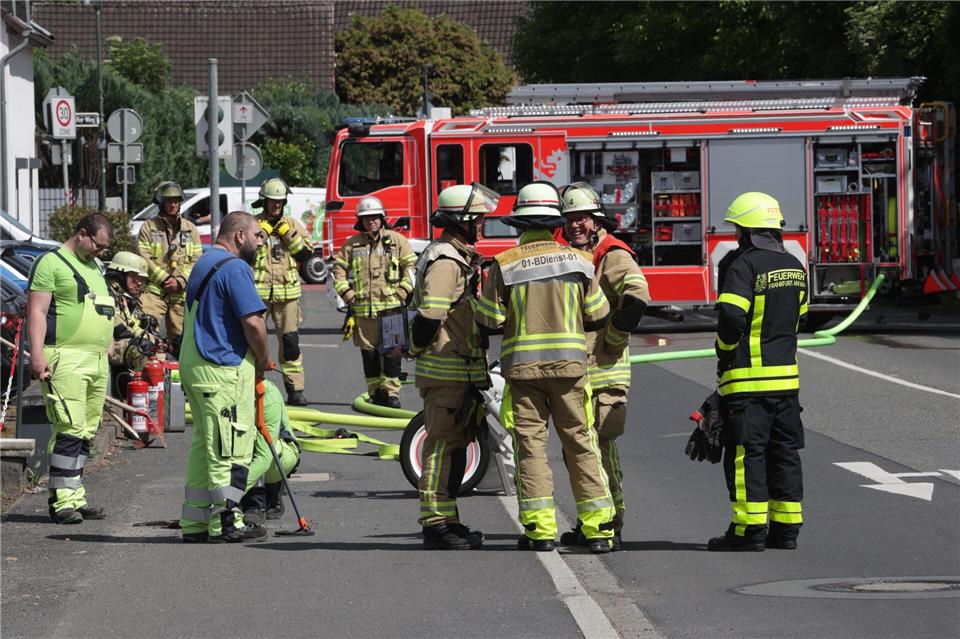 Wegen eines Gas-Alarms: Feuerwehreinsatz auf der B7.David Young/dpa