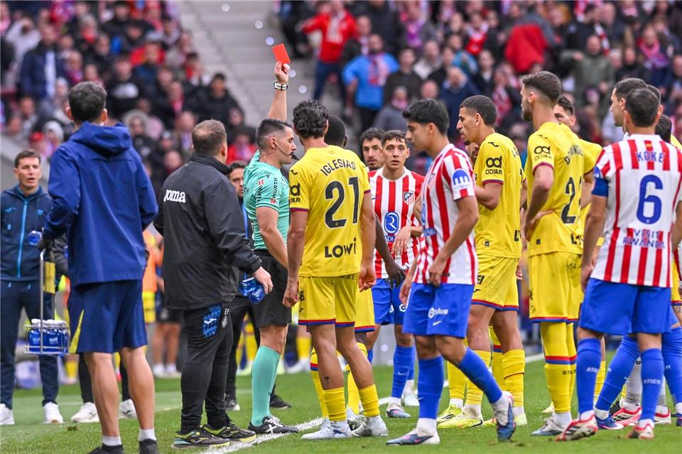 Wegen eines Griffs in den Genitalbereich von Alexander Sörloth sah Abdel Abqar vom FC Getafe die Rote Karte.Oscar Manuel Sanchez/ZUMA Press Wire/dpa