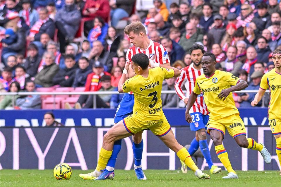 Wegen eines Griffs in den Genitalbereich von Alexander Sörloth sah Abdel Abqar vom FC Getafe die Rote Karte.Oscar Manuel Sanchez/ZUMA Press Wire/dpa