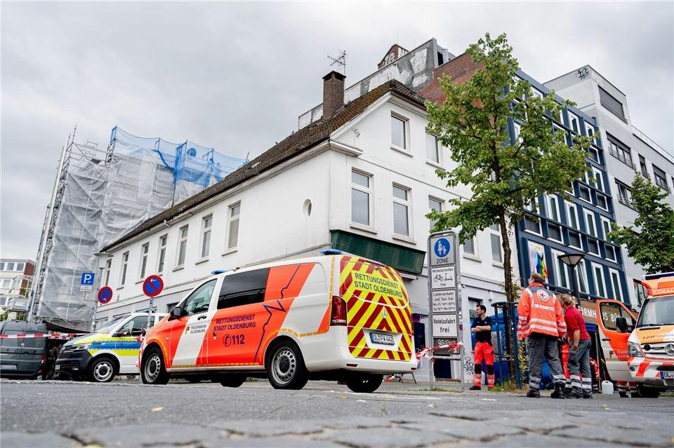 Wegen eines Großeinsatzes wurde über Stunden eine Straße in Oldenburg gesperrt. Hauke-Christian Dittrich/dpa