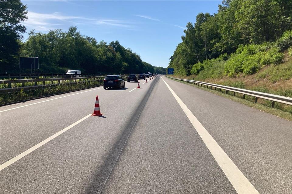 Wegen eines Hitzeschadens soll der Hauptfahrstreifen der A7 bei Hamburg-Marmstorf in Richtung Norden bis Montagnachmittag gesperrt bleiben.Handout / Berlin/Autobahn GmbH/dpa
