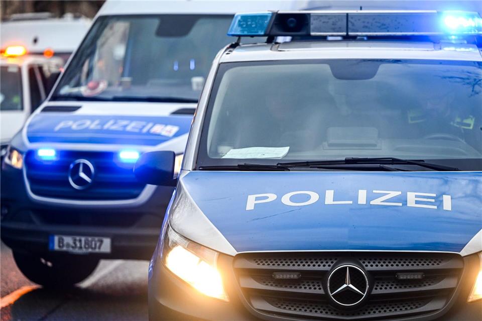 Polizeieinsatz wegen Mann mit Waffe auf Balkon Wegen eines Mannes mit einer Waffe hat die Polizei ein Spezialeinsatzkommando losgeschickt. (Symbolbild)Jens Kalaene/dpa
