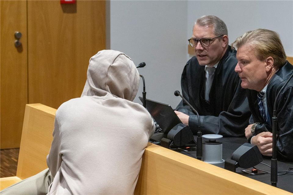 Wegen eines Mordes an einer Mutter mit drei Kindern ist ein 30 Jahre alter Mann, hier mit seinen beiden Verteidigern, zu einer lebenslangen Gefängnisstrafe verurteilt worden. Stefan Puchner/dpa