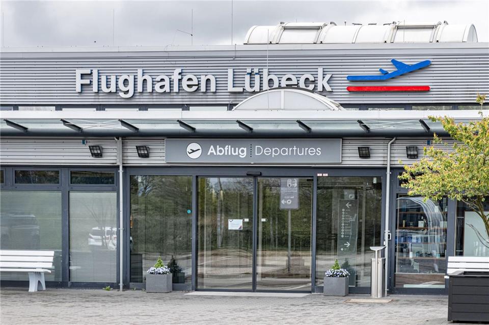 Wegen eines Notfalls ist der Flughafen Lübeck am Morgen kurzzeitig evakuiert worden. (Archivbild)Markus Scholz/dpa