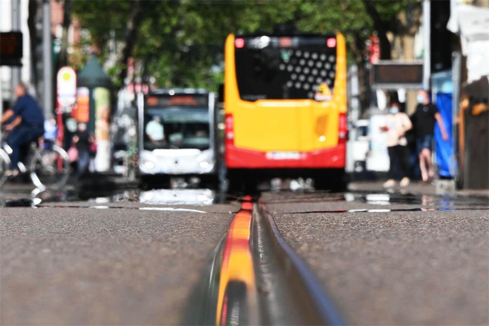 Wegen eines Oberleitungsschadens fahren Ersatzbusse in Karlsruhe. (Symbolbild)Uli Deck/dpa