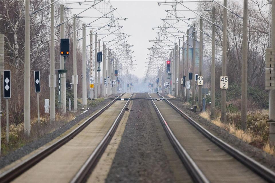 Bahnverkehr zwischen Hamburg und Hannover läuft wieder Wegen eines Oberleitungsschadens wurden Fernzüge zwischen Hamburg und Hannover umgeleitet. (Symbolbild) Julian Stratenschulte/dpa