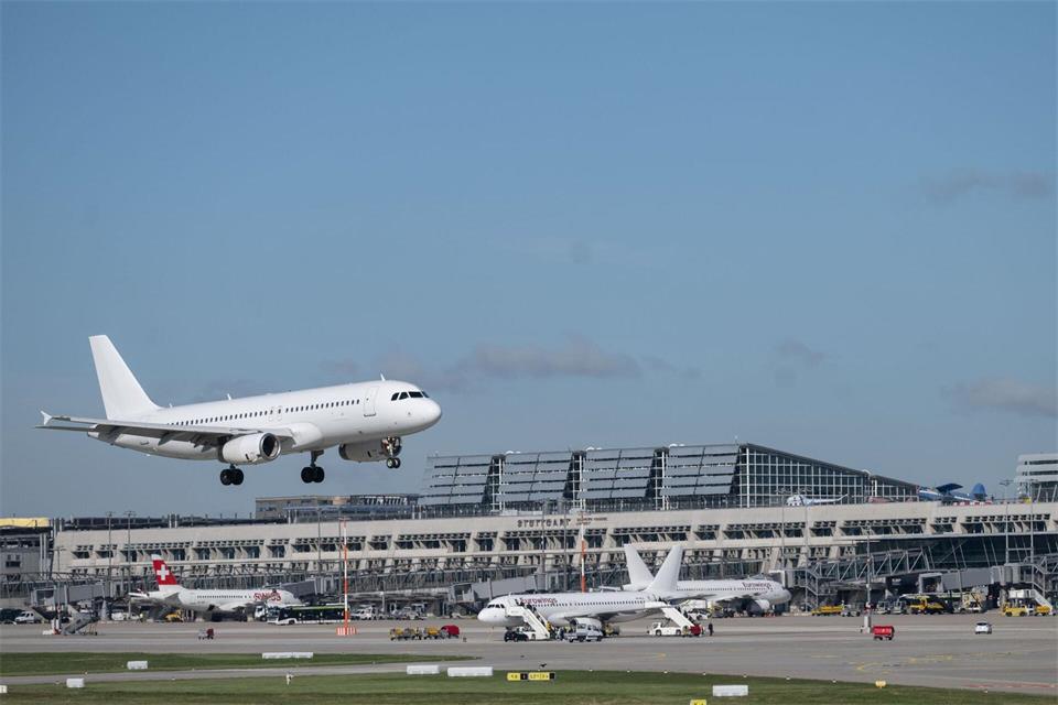 Wegen eines Polizeieinsatzes musste der Flugverkehr am Stuttgarter Flughafen vorübergehend eingestellt werden. (Archivbild)Marijan Murat/dpa