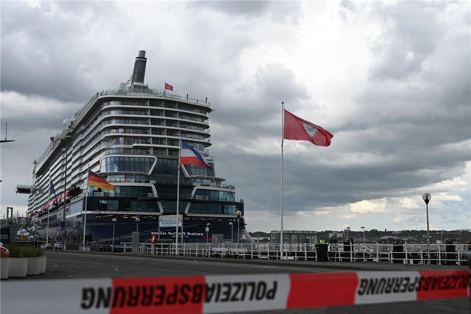 Wegen eines Sprengstoffalarms hat die Polizei Teile des Kreuzfahrtschiffs „Mein Schiff Relax“ evakuiert.Katrin Luxenburger/dpa