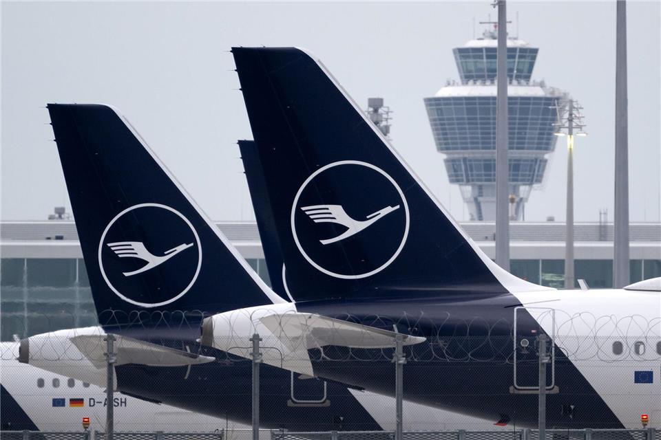 Wegen eines Streiks von Piloten der Lufthansa-Gruppe entfallen am Münchner Flughafen am Montag und Dienstag insgesamt etwa 710 Starts und Landungen. (Archivbild)Sven Hoppe/dpa