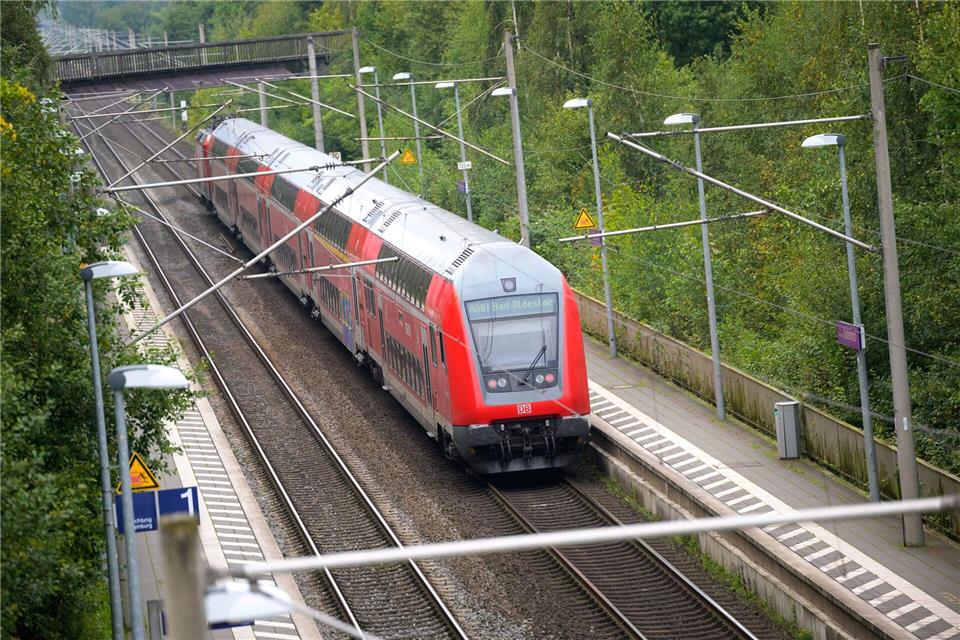 Wegen eines Stromausfalls in Reinfeld kam es auf der Bahnstrecke zwischen Hamburg und Lübeck zu Behinderungen. (Archivbild)Jonas Walzberg/dpa