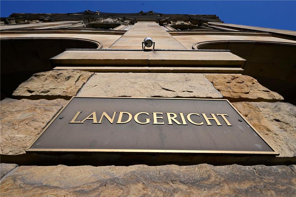 Wegen eines Überfalls auf einen Juwelier sind drei Männer zu Haftstrafen verurteilt worden.Roberto Pfeil/dpa