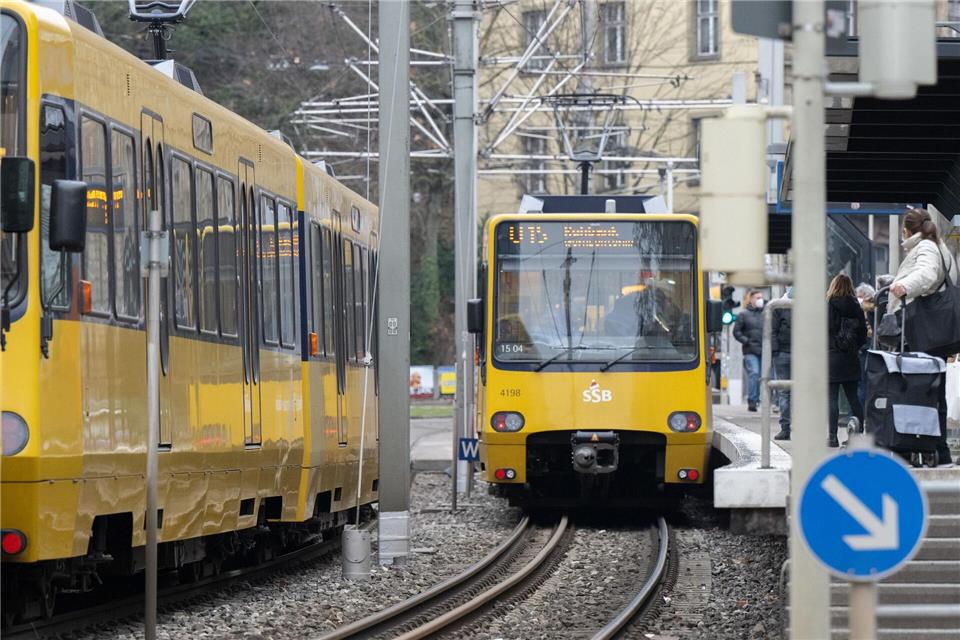 Wegen eines Unfalls mit einer Straßenbahn kann die U14 nicht wie gewohnt fahren. (Symbolbild)Bernd Weißbrod/dpa